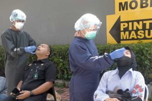 Suasana pemeriksaan tracing Omicron oleh nakes dari puskesmas. (ws3) - Antisipasi Omicron, Dinkes Tracing Obyek Wisata Batu, Seorang Diduga Positif