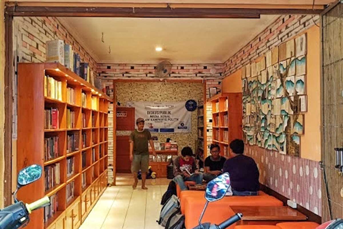 Suasana toko buku 'Semut Alas' nampak santai dan nyaman. (ist) - 'Semut Alas' Toko Buku Penyedia Wacana Kritis Hingga Akademis