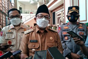 Sutiaji menjelaskan hasil Rakor dengan Pemprov Jatim kemarin. (jaz) - Bahas Pekerja Migran Hingga Omicron, Begini Kata Sutiaji