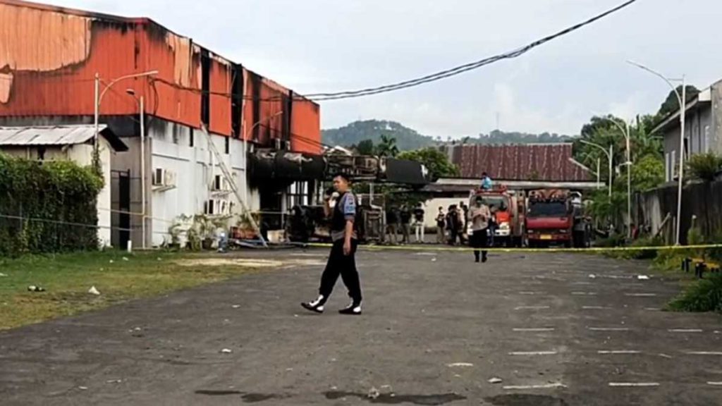 Tempat karaoke pasca pembakaran massa. (ist) - Bentrokan Dua Kelompok di Sorong Tewaskan 18 Orang