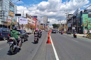 Terik matahari menyengat di tengah Jalan Basuki Rahmat. (jaz) - Panas, Imbas Pohon Kayutangan Ditebang Ganti Puluhan Tabebuya