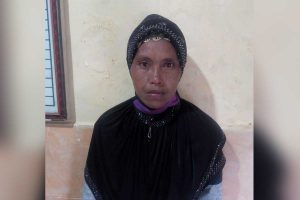 Tersangka Siti Rohani yang diduga mencuci perhiasan milik Sukantin, usai menjalani pemeriksaan di Mapolsek Sempu. (ist) - Apes Menjual Barang Hasil Curian ke Pemilik Barang