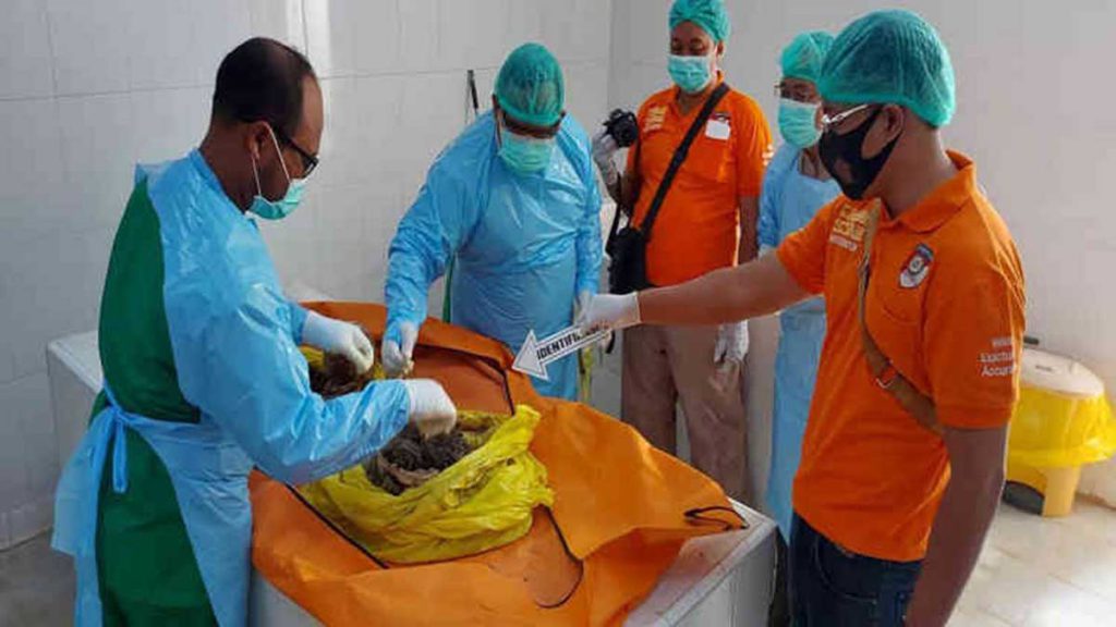 Tim Medis RSUD Blambangan ketika melakukan forensik kerangka manusia yang ditemukan warga Desa Barurejo. (ist) - Hasil Forensik Penemuan Tengkorak Yang Ditemukan Di Sungai Barurejo Berjenis Kelamin Perempuan