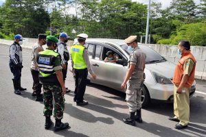 Tim Operasi Lilin lakukan penyisiran di Exit Tol Madyopuro. (ist) - Hari Pertama Tahun Baru, Tim Operasi Lilin Lakukan Penyisiran