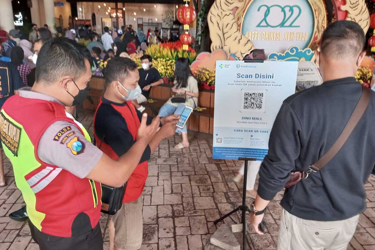 Tim penegak Disiplin Prokes Jatimpark 3, mengarahkan pengunjung untuk scan barcode. (ws3) - Jatimpark 3 Wajibkan Pengunjung Bawa 2 Dokumen - Hindari penyalahgunaan NIK