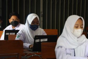 Uji coba PTM terbatas sudah mulai dilaksanakan sejak bulan September 2021 di beberapa sekolah penggerak - Perketat Prokes, Bersiap PTM Semester Genap