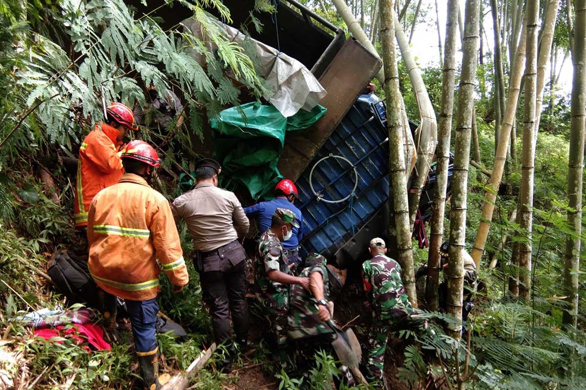 Upaya evakuasi sopir truk Fuso yang masuk Jurang. (ist) - Nahas! Truk Fuso Rem Blong, Supir Tewas di Jurang Payung