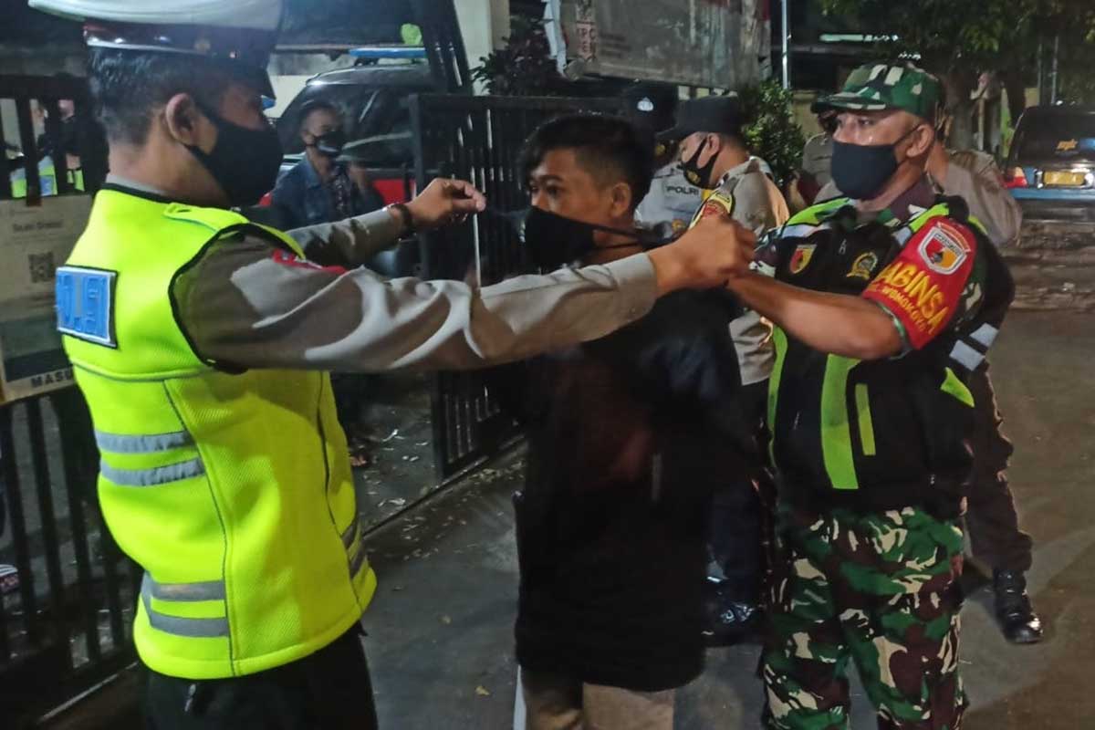 Usai diperingatkan, warga diberi masker gratis. (ist) - Tim Gabungan Operasi Penegakan Prokes Sasar Warga Kedungkandang