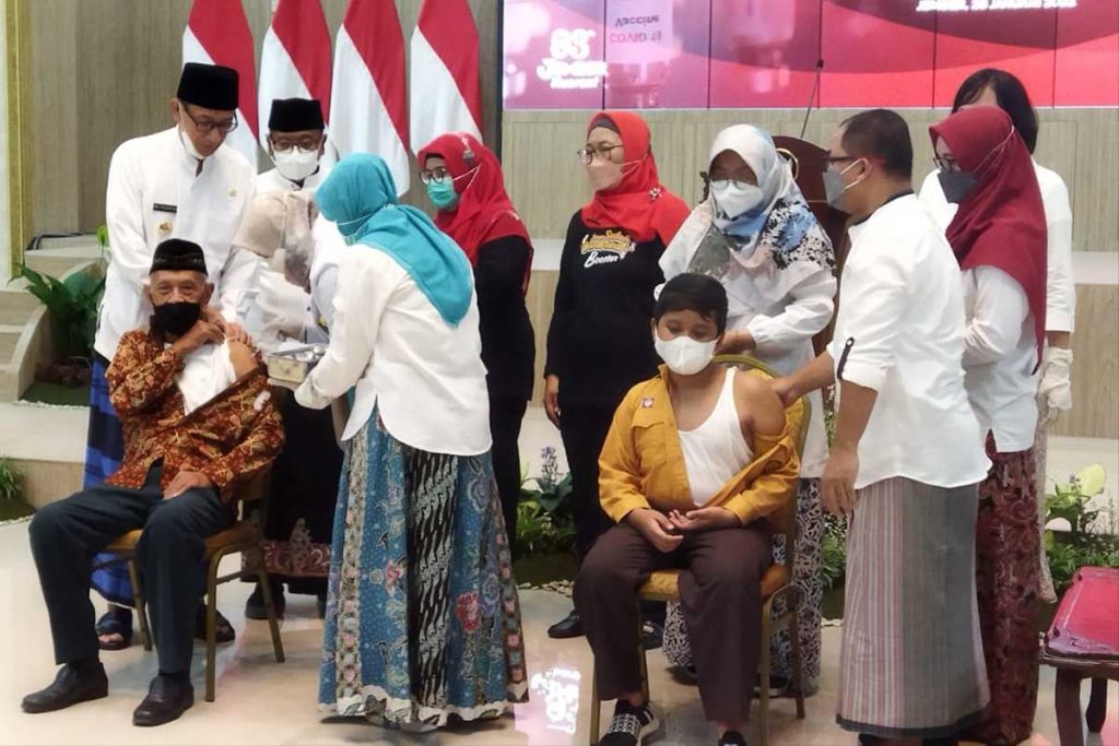 Vaksinasi simbolis perdana untuk lansia dan anak usia 6-11 tahun. (ist) - Sebagai Tauladan, Wabup Jember Gus Firjaun Divaksin Booster Pertama Kali