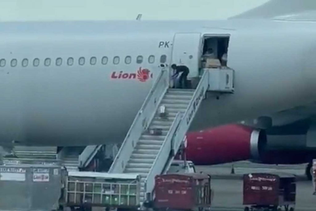 Video barang dilempar lewat tangga pesawat Lion Air. (ist) - Lion Air Buka Suara Soal Petugas Lempar Barang Lewat Tangga Pesawat