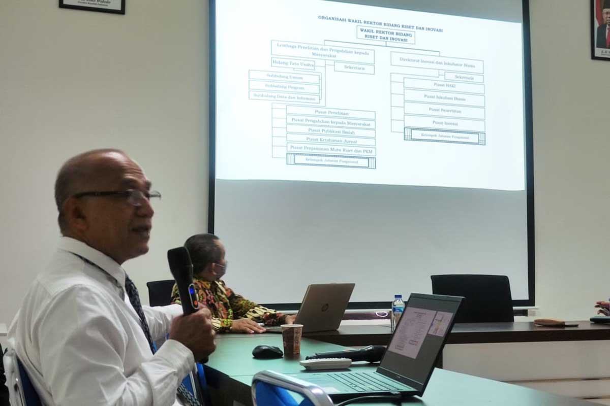 WR V bidang Riset dan Inovasi Universitas Brawijaya (UB), Dr Ir Bambang Susilo, MSc, Agr, menjelaskan programnya. (rhd) - Berbekal PTNBH, UB Targetkan Hilirisasi Riset dan Inovasi Penelitian Sampai Tahap Komersil