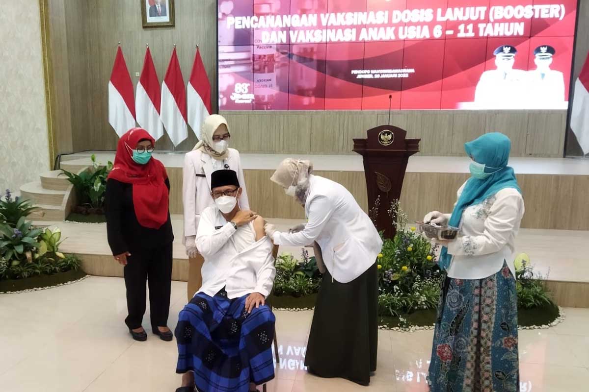 Wabup Jember Gus Firjaun saat mendapat suntikkan vaksin booster. (ist) - Sebagai Tauladan, Wabup Jember Gus Firjaun Divaksin Booster Pertama Kali