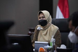 Wali Kota Batu Dewanti Rumpoko, saat memimpin sebuah rapat. (ist) - Wujudkan Mal Pelayanan Publik Kota Batu, Dua Kantor Dinas Dipindah