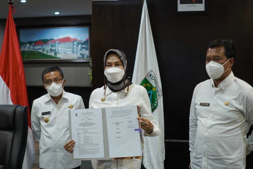 Wali Kota Batu, Wawali, dan Sekkota, usai penandatanganan Raperda. (ist) - Walikota dan DPRD Batu Setujui Perubahan Raperda Pembentukan dan Susunan Perangkat Daerah