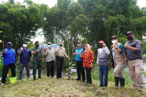 Wali Kota Batu bersama Kadinsos Provinsi Jatim. (ist) - Dinsos Jatim dan Pemkot Batu Tanam Ribuan Bibit Pohon