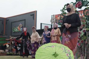 Wali Kota Batu bersama anggota Komunitas Cinta Berkain Indonesia (KCBI) Malang Raya. (ist) - Walikota Batu ‘Didapuk’ Jadi Model di Catwalk - Wali Kota Batu ‘Didapuk’ Jadi Model di Catwalk