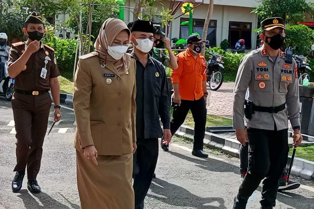 Wali Kota Batu dan Kapolres, meninjau pasukan patroli. (ws3) - Awas! Pamor Keris Mulai Keliling di Batu, Berikut Sasarannya!