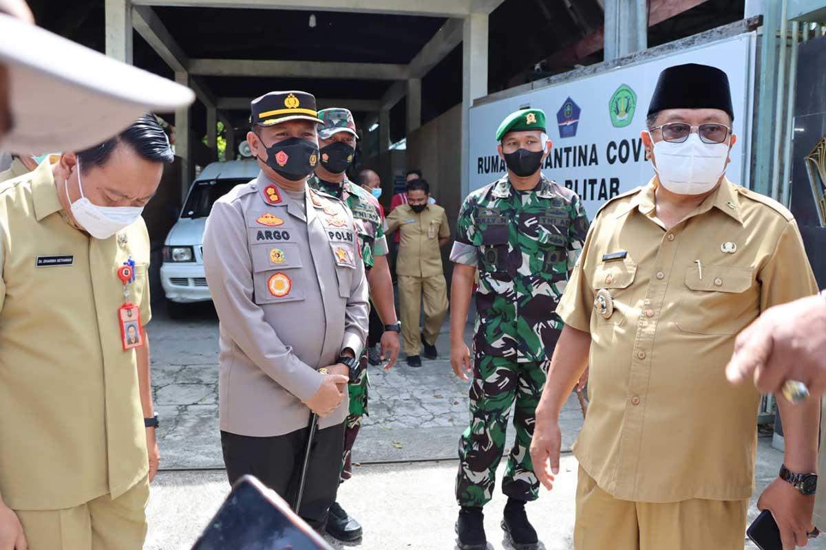 Wali Kota Blitar bersama Kapolres Blitar Kota mengecek kesiapan Rumah Isolasi di bekas asrama mahasiswa poltekes di Jalan Dr Soetomo Kota Blitar. (leh) - Forkopimda Kota Blitar Antisipasi Penyebaran Omicron melalui Pamor Keris