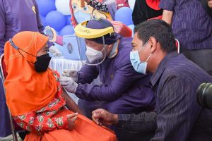 Wali Kota Kediri, Abdullah Abu Bakar saat meninjau pelaksanaan vaksinasi Covid-19 untuk anak-anak, Selasa (11/1/2022) - Vaksinasi Anak Usia 6-11 Tahun Kota Kediri Capai 69,79 Persen