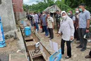 Walikota Batu melepaskan benih ikan Nila di keramba buatan ITS. (ist) - Wali Kota Batu Dukung Inovasi ITS Kembangkan Budidaya Perikanan Metode Keramba