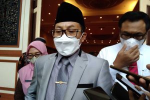 Walikota Malang, Drs H Sutiaji menjelaskan, pengalihan arus dan jam malam. (jaz) - Arus Lalu Lintas Dialihkan, Sutiaji: Tak Ada Penyekatan, Ini Peringatan