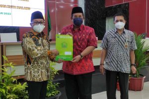 Walikota Malang Sutiaji menyerahkan hibah tanah tiga KUA kepada Kepala Kemenag Kota Malang Dr Muhtar Hazawawi, MAg. (rhd) - Pemkot Malang Berikan Hibah Tanah Tiga KUA ke Kemenag Kota Malang