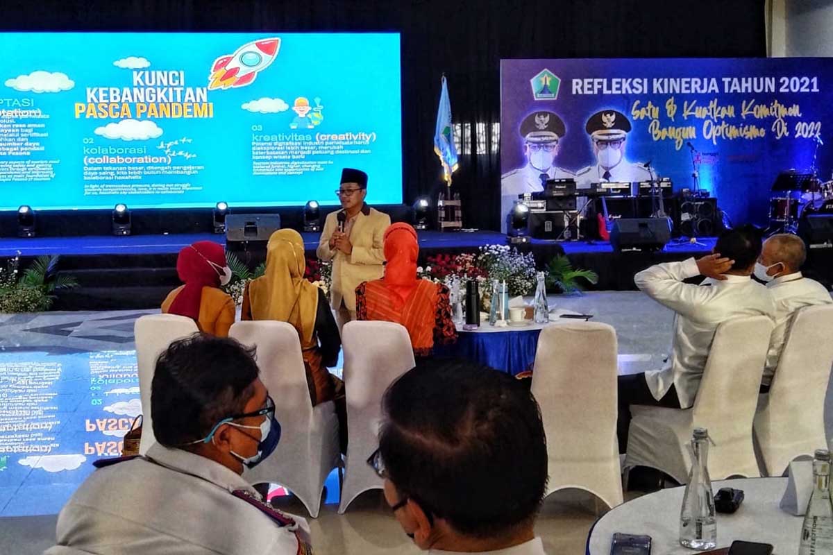 Walikota Malang memberikan pemaparan refleksi 2021 di hadapan ratusan ASN. (jaz) - Pemkot Malang Optimis 2022 Selesaikan PR Pembangunan