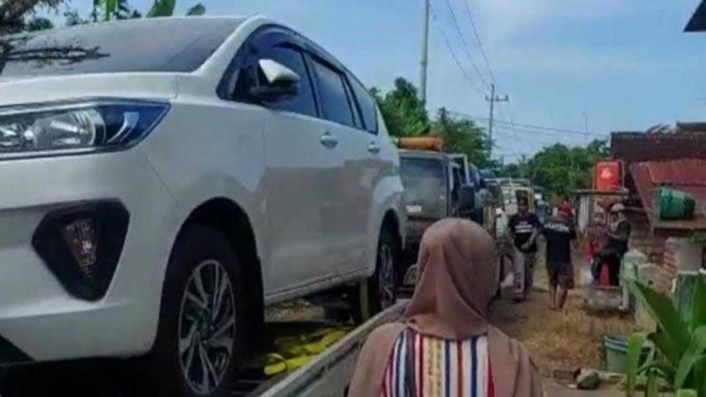 Warga membeli mobil usai asetnya dibeli Pertamina Februari 2021. (ist) - Warga Kampung Miliarder Menyesal Jual Tanah dan Tagih Janji Pekerjaan, Begini Tanggapan Pertamina