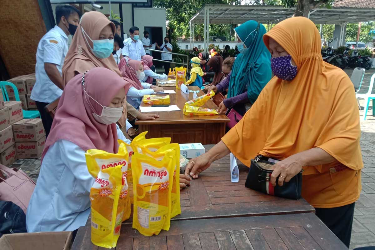Warga saat menyerbu minyak goreng murah di rumah kreatif, yang digelar oleh Dinas Koperasi UMKM, dan Perdagangan, Senin (24/1/2012) pagi. (Foto: Aras Sugiarto) - Tiga Jam Minyak Goreng Murah Ludes Terjual