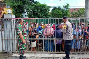 Warga tertib antri operasi pasar minyak goreng. (ist) - UPT Perlindungan Konsumen Malang Operasi Pasar Minyak Goreng