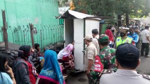 3 Pilar Kecamatan Semampir Tertibkan PKL Liar Sidotopo