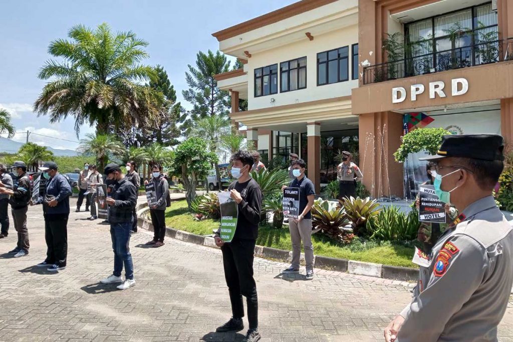 Aliansi Selamatkan Malang Raya melakukan aksi di halaman kantor DPRD Batu. (ws3) - Raperda RTRW Batu Dituding Sarat Kepentingan, Nihil Partisipasi Publik