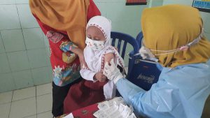 Anak Usia 6 hingga 11 tahun mengikuti vaksinasi tahap II. (Memo X/fjr) - Anak usia 6-12 Tahun Serbu Vaksinasi Tahap 2