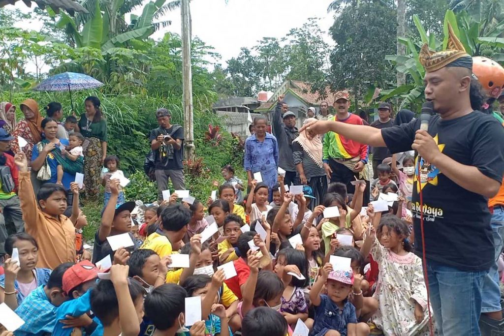 Anak-anak korban erupsi Gunung Semeru, mendapatkan tali asih peduli erupsi Semeru. (ist) - Trauma Healing Korban Semeru, Puluhan Seniman Batu Hibur Warga Sumberwuluh