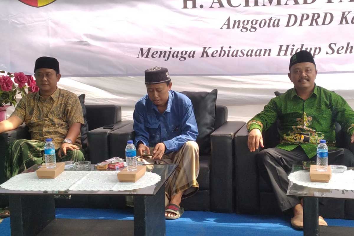 Anggota DPRD Jember Fraksi PPP, H Achmad Faesol, bersama masyarakat saat melaksanakan reses. (yas) - Serap Aspirasi Masyarakat, Anggota DPRD Jember Fraksi PPP Achmad Faesol Gelar Reses