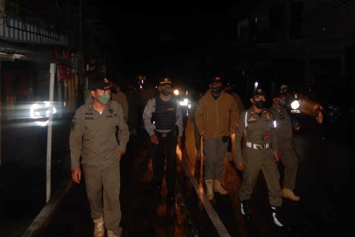 Anggota Satpol PP Batu dalam Tim Pamor Keris. (ws3) - Buyarkan Kerumunan Jam 21.00, Satpol PP Batu: Jangan Sampai Naik Level Tiga