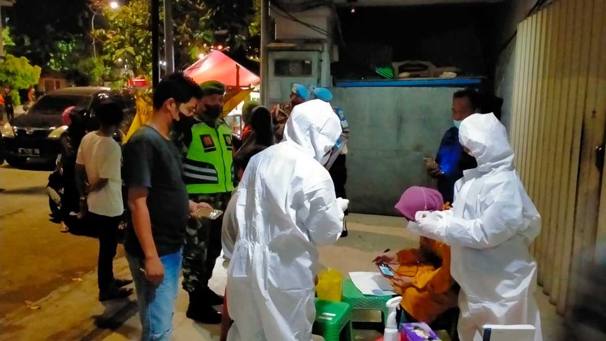 Aparat Gabungan di Pabean Cantian Pelototi Pelanggar Prokes