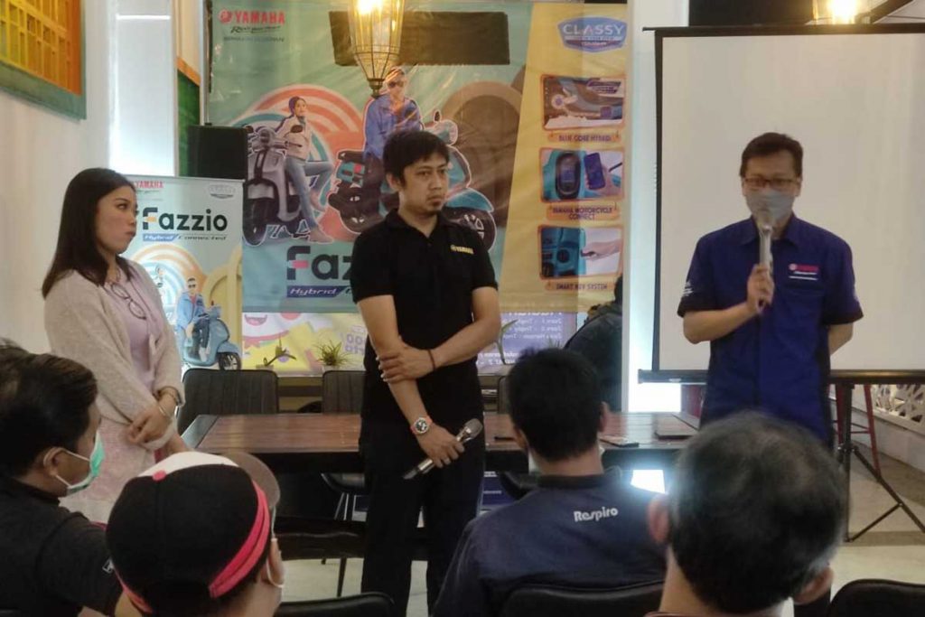 Aries Setiyawan dan Jonas, menjawab pertanyaan awak media. (rhd) - Usung Teknologi Terbaru, Yamaha Perkenalkan Fazzio Blue Core Hybrid