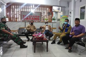 Babinsa Komsos bersama warga di Kelurahan Gadang. (ist) - Babinsa Komsos Bersama Warga Gadang