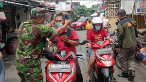 Babinsa Perak Utara Gencarkan Pembagian Masker