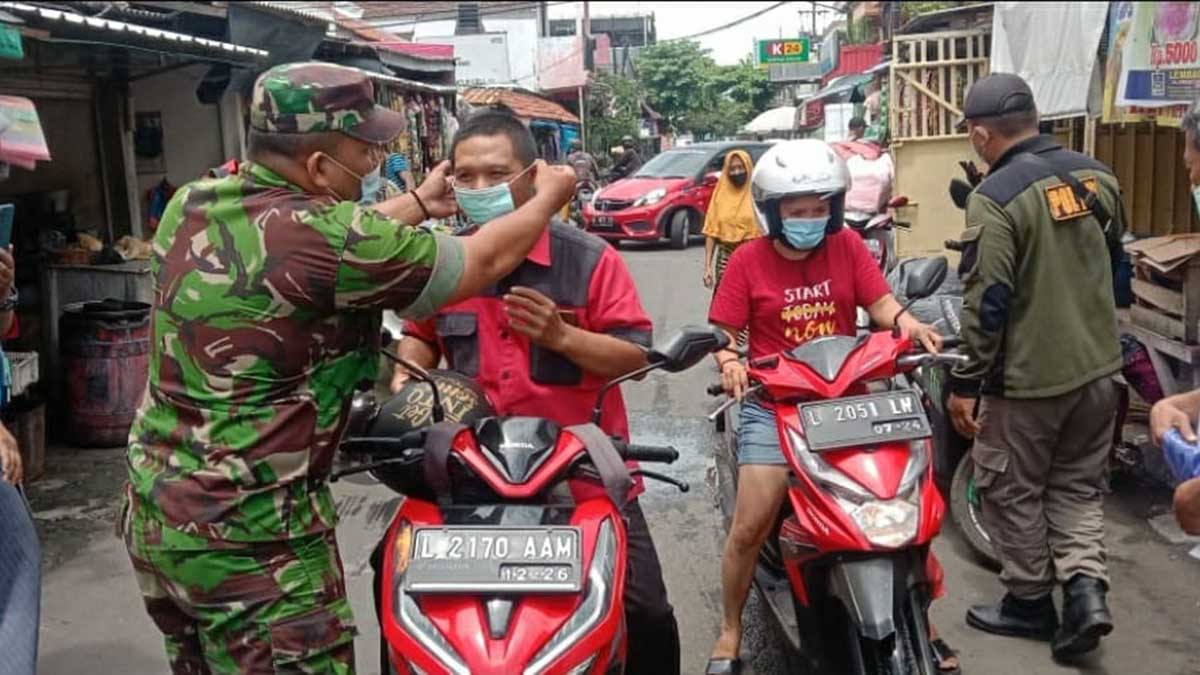 Babinsa Perak Utara Gencarkan Pembagian Masker