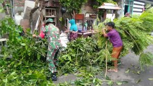 Babinsa Sidotopo Karya Bakti Bareng Warga