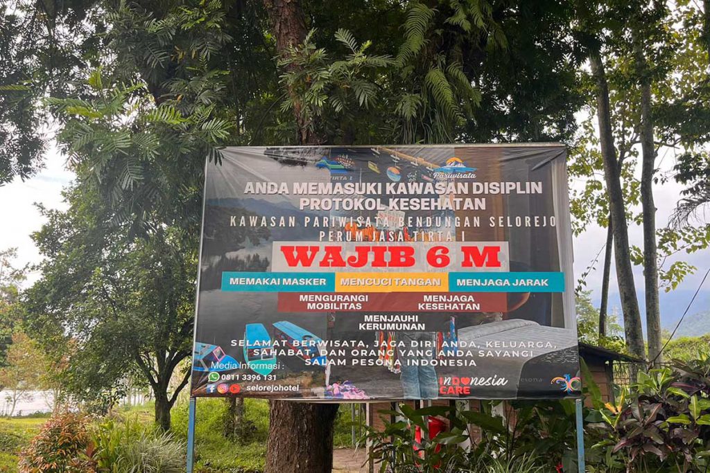 Banner aturan 6 M yang dipasang pengelola di sejumlah titik wisata. (ws5) - Waduk Selorejo Sepi, Sejumlah Wisatawan Wajib Taati Prokes, Begini Aturannya
