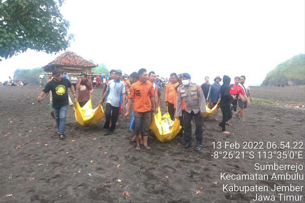 Beberapa jasad korban Ritual Pantai Payangan dievakuasi. (ist) - Total 11 MD, Usai Tim Gabungan Temukan Korban Terakhir Ritual Pantai Payangan