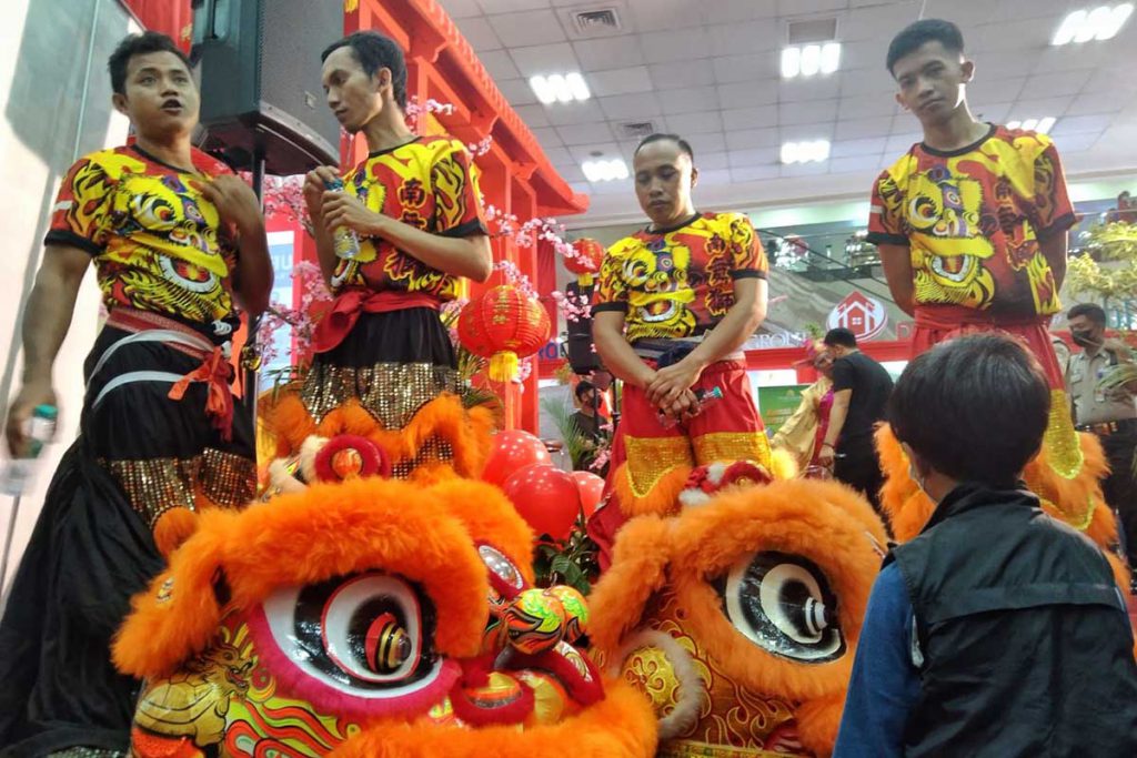 Beberapa pemain Barongsai persiapan sebelum tampil di Matos. (jaz) - Hanya Hitungan Jari Pemain Barongsai Tampil Selama Pandemi