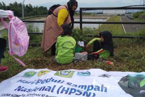 Beberapa siswa menanam tanaman endemik lokal di sekitar TPA Supit Urang. (jaz) - Sutiaji Minta Edukasi Sejak Dini Soal Lingkungan dan Sampah