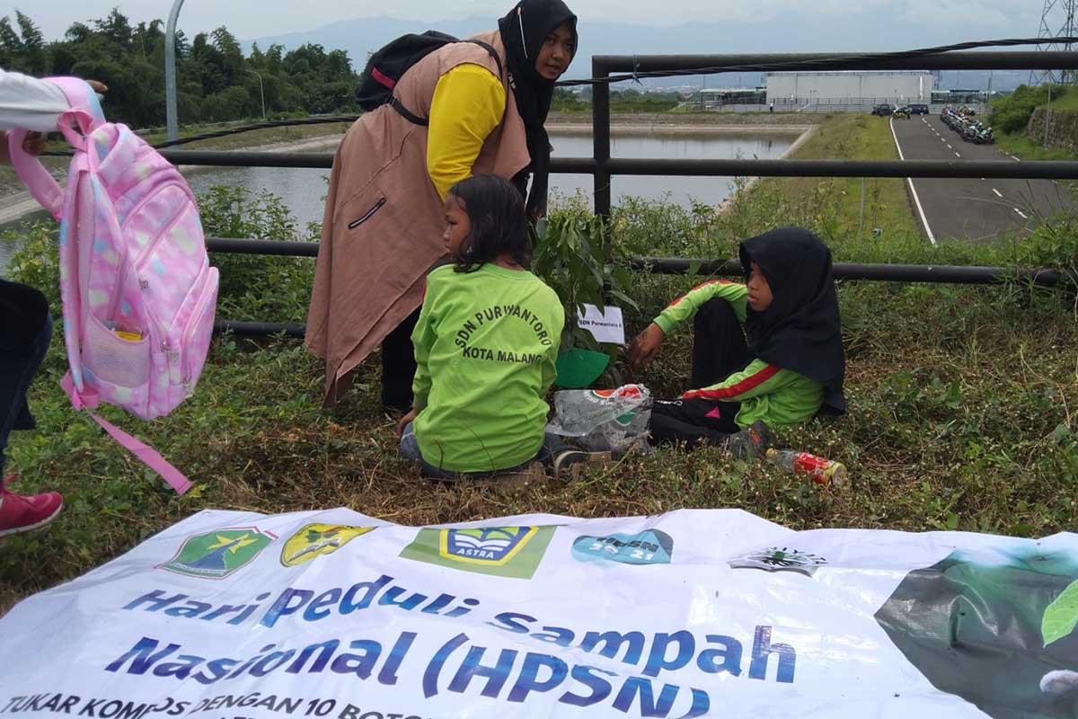 Beberapa siswa menanam tanaman endemik lokal di sekitar TPA Supit Urang. (jaz) - Sutiaji Minta Edukasi Sejak Dini Soal Lingkungan dan Sampah