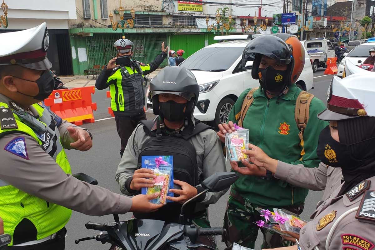 Berbagi coklat kepada pengendara yang taat, tak terkecuali anggota TNI. (ist) - Berbagi Coklat, Bentuk Sayang Polresta Makota pada Pengendara Taat Prokes dan Lalin