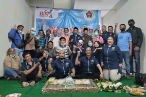 Berbaur: Tak ada sekat antara wartawan muda dengan para mantan wartawan senior. (ist) - Tasyakuran HPN ke-76 2022, PWI Malang Raya Disambangi Para Mantan Wartawan Senior