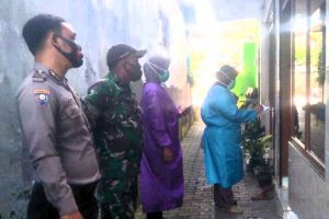 Bhabinkamtibmas bersama Babinsa, Bidan dan Perangkat Kelurahan Ngaglik Batu (empat pilar). (ist) - Empat Pilar Kelurahan Ngaglik Batu Gercep Tracing dan Testing Penderita Covid-19